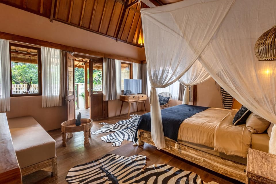 Bed, Photo of the whole room, Seating area, Bedroom