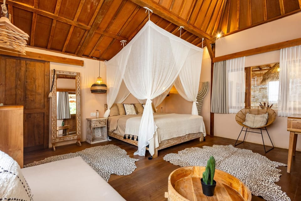 Bed, Photo of the whole room, Seating area, Bedroom