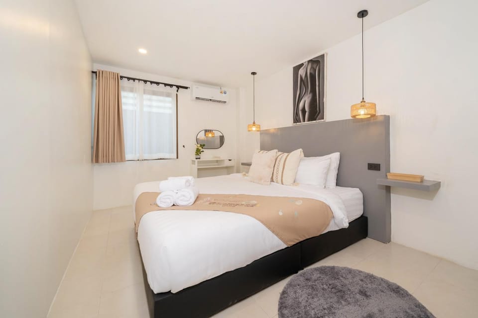 Photo of the whole room, Bedroom