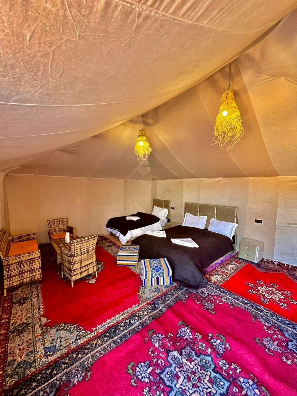 Property building, Bed, Living room, Photo of the whole room, Seating area, Dining area, Bedroom