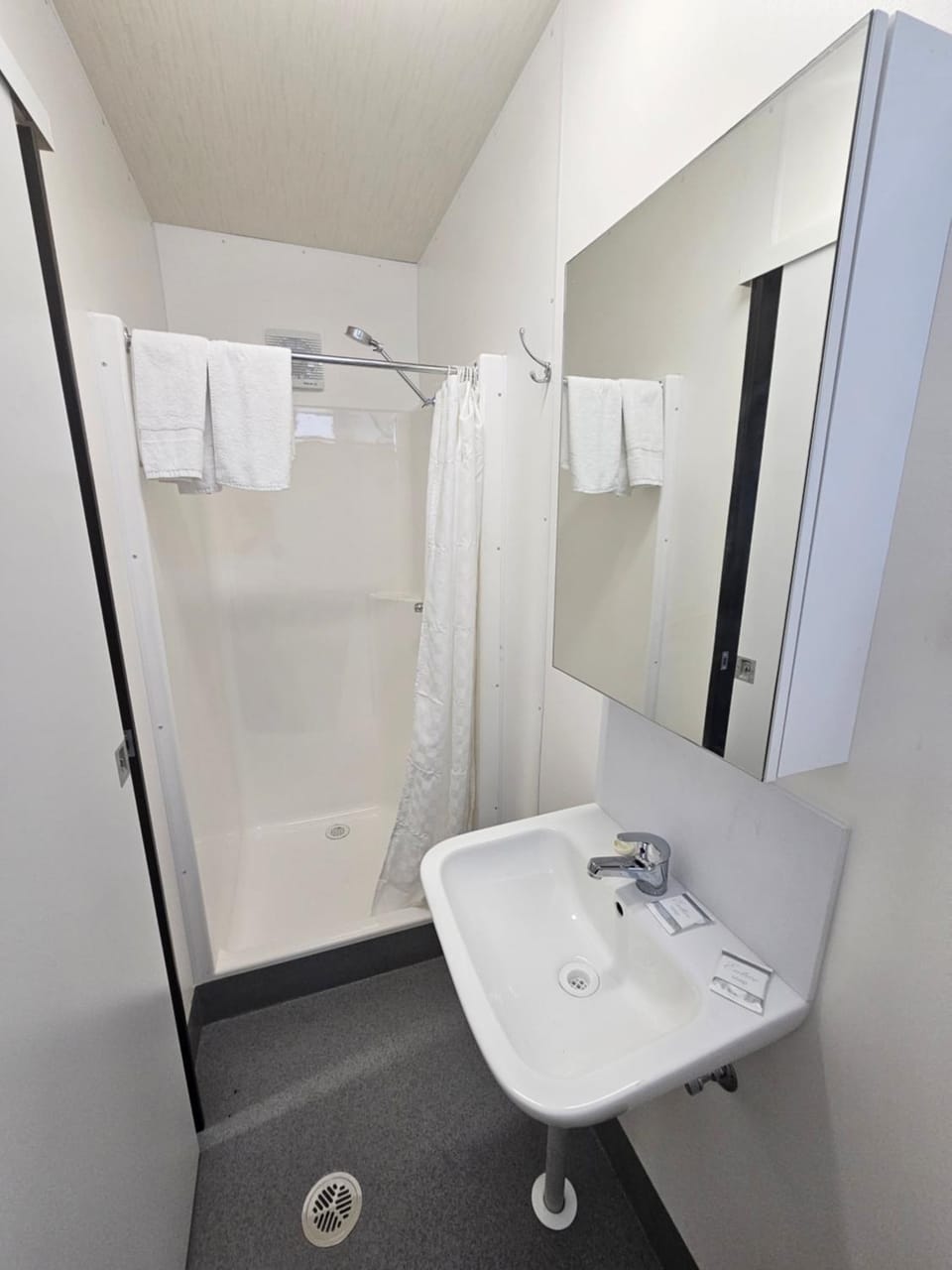 Shower, Bathroom, towels