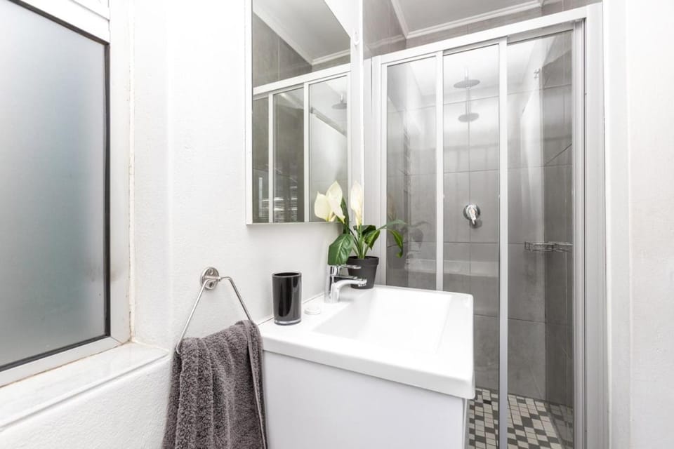 Fourways Executive Studio - Secure, modern unit in boomed off area Apartment in Sandton