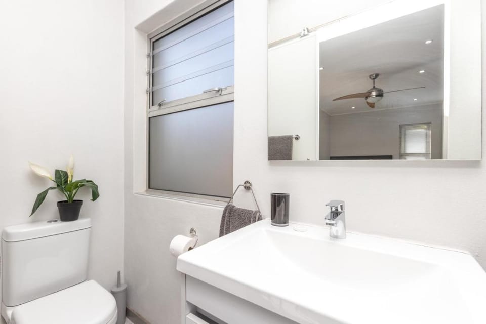 Fourways Executive Studio - Secure, modern unit in boomed off area Apartment in Sandton