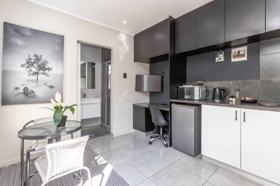 Fourways Executive Studio - Secure, modern unit in boomed off area Apartment in Sandton