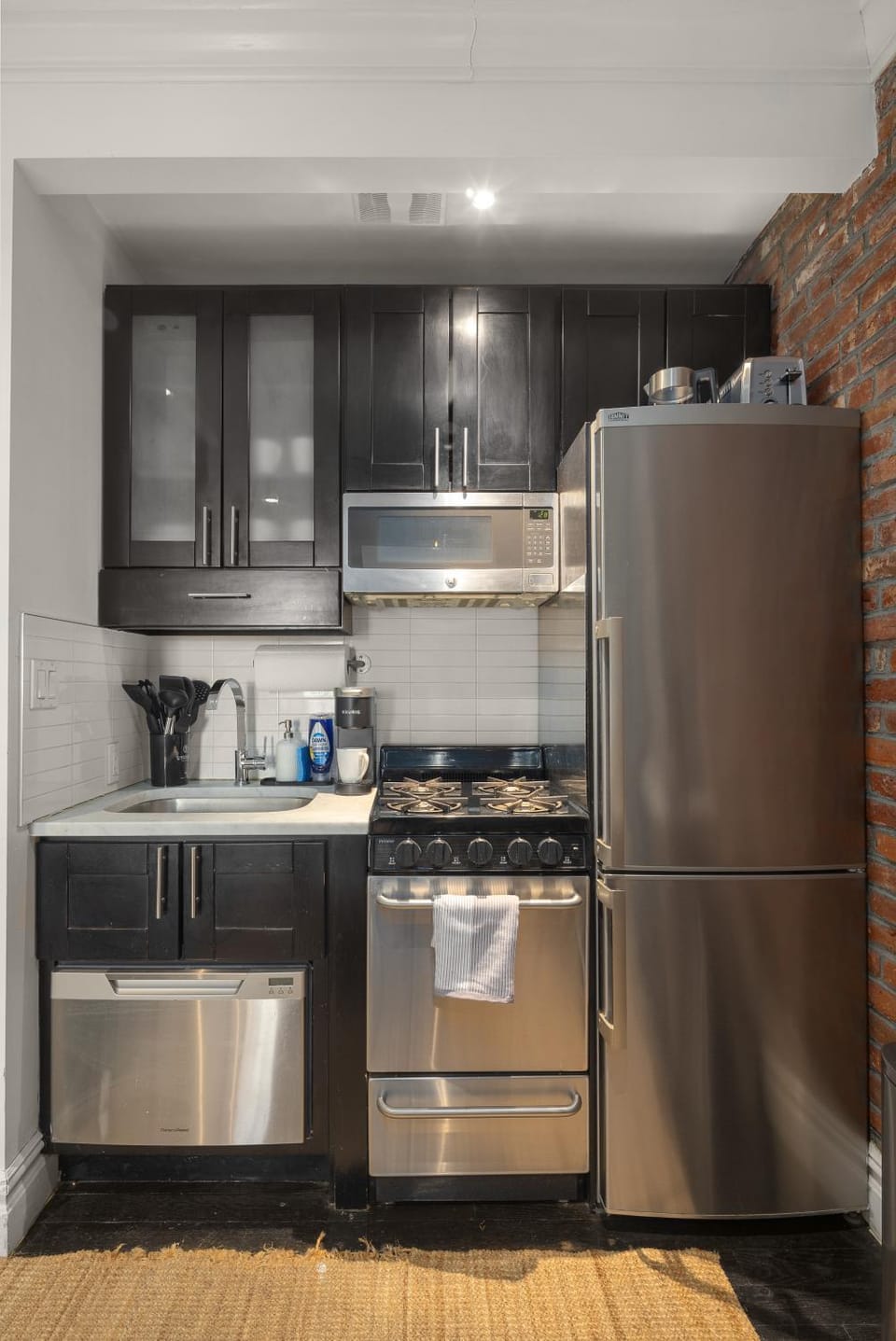 Coffee/tea facilities, Kitchen or kitchenette, oven, stove