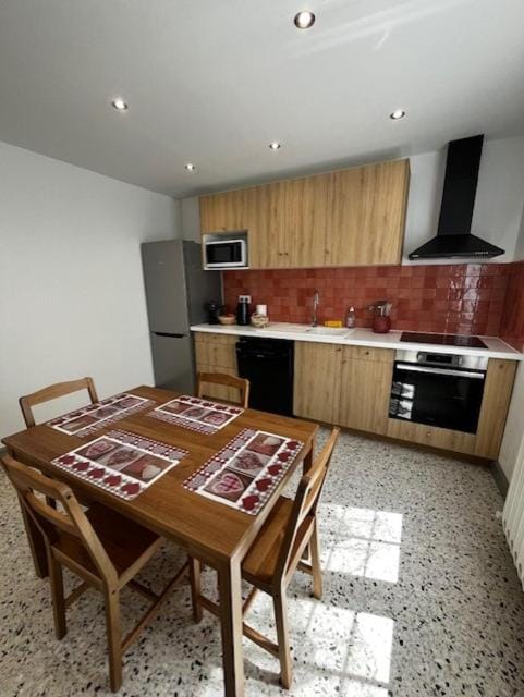 Coffee/tea facilities, Kitchen or kitchenette, dishwasher, microwave, oven, stove
