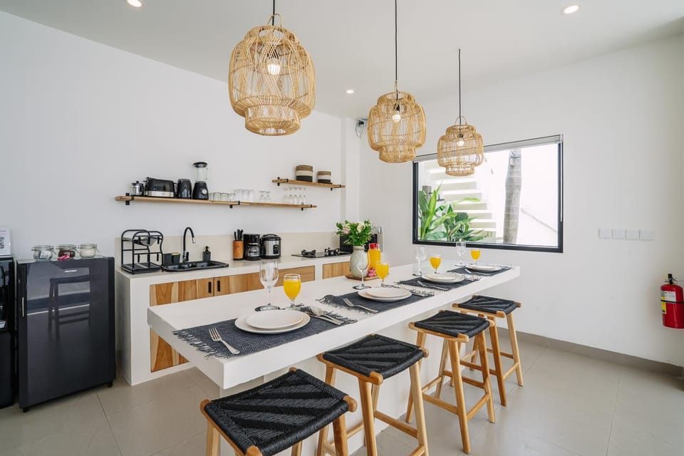 Coffee/tea facilities, Kitchen or kitchenette, Food and drinks, Dining area, Food, microwave, toaster
