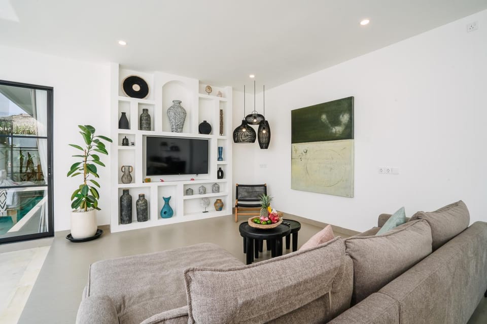 TV and multimedia, Living room, Decorative detail, Seating area