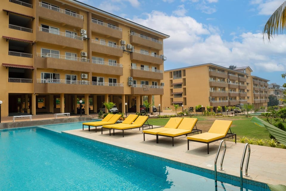Property building, Patio, Day, Pool view, Swimming pool, sunbed