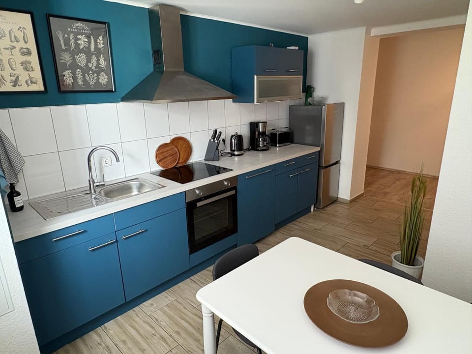Coffee/tea facilities, Kitchen or kitchenette, dishwasher, oven, stove, toaster