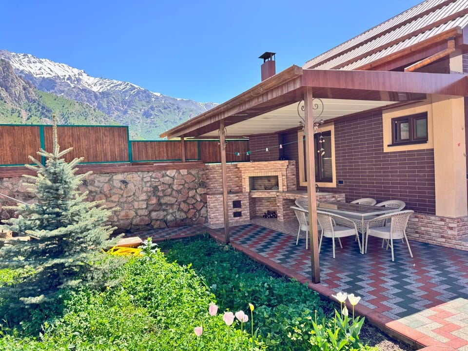 Property building, Spring, Day, Natural landscape, BBQ facilities, Garden, View (from property/room), Balcony/Terrace, Dining area, Garden view, Mountain view