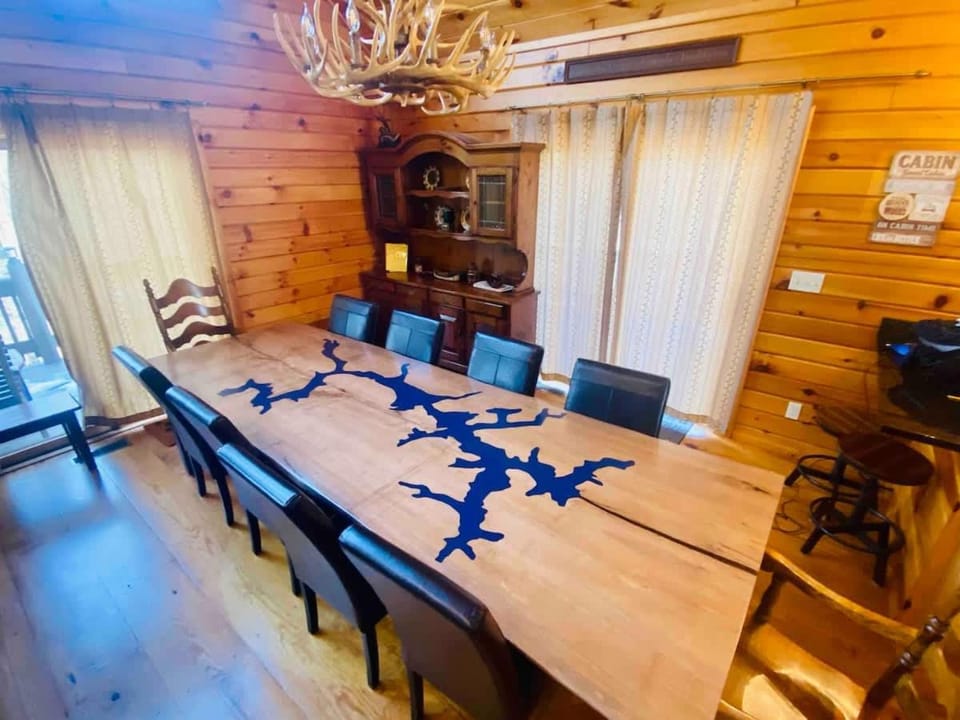Knotty Dog Lodge- Hot Tub Fire Pit Pet Friendly House in Deep Creek Lake