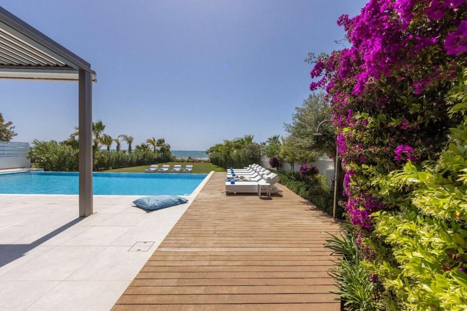 Villa JoJo Seafront Villa in Sotira
