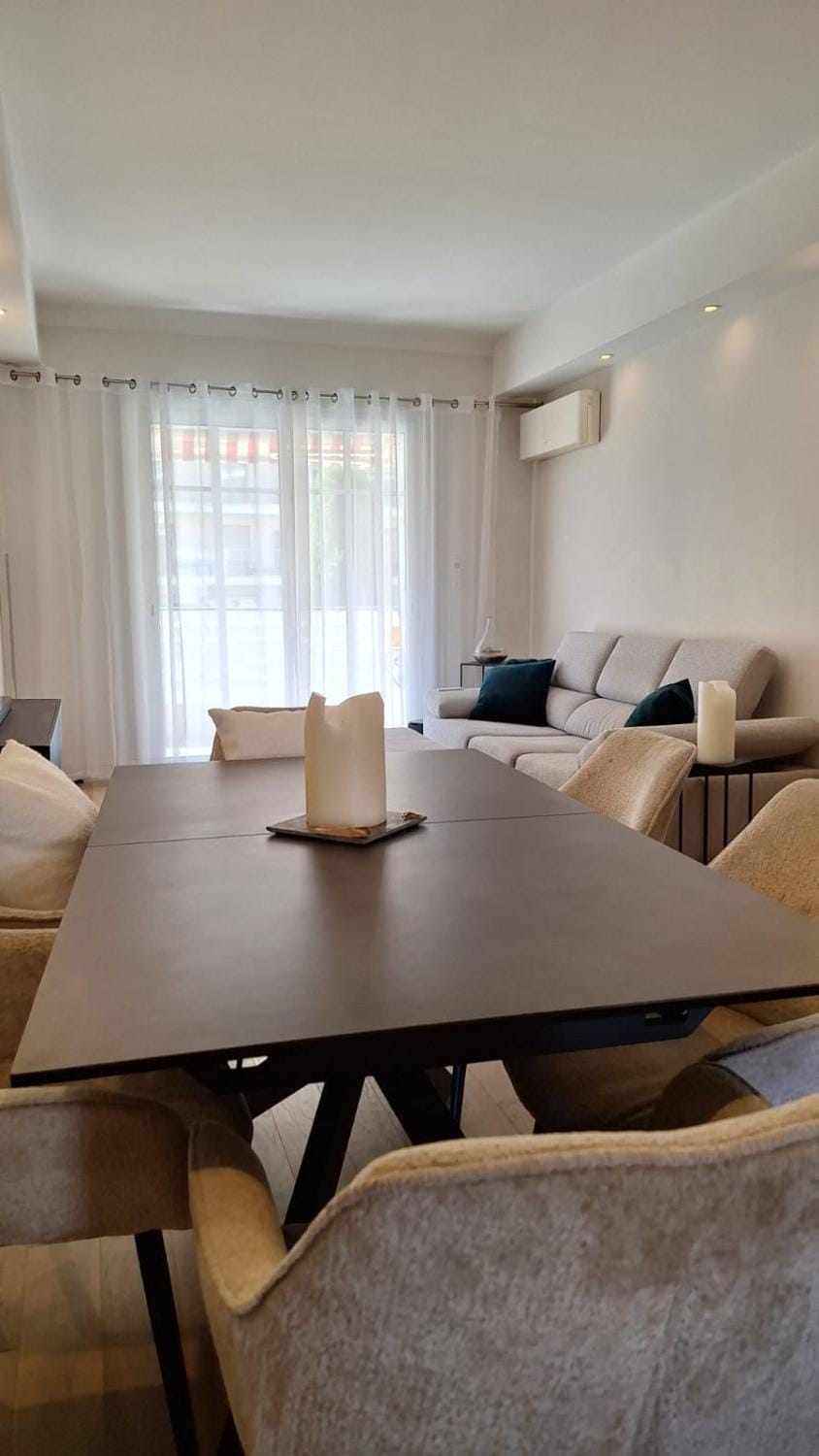 Spacieux et lumineux 2 chambres terrasse Apartment in Cannes
