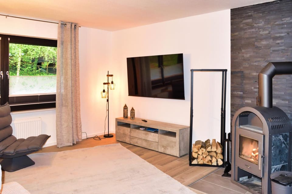 TV and multimedia, Living room, Seating area, Quiet street view, fireplace