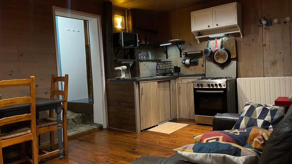 Kitchen or kitchenette, Living room, Dining area, oven, stove