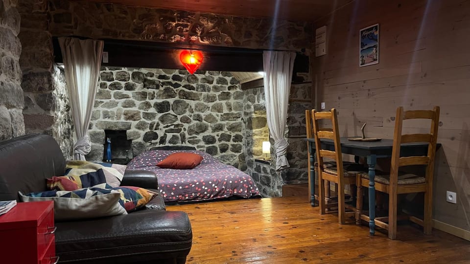 Bed, Living room, Photo of the whole room, Seating area, Bedroom