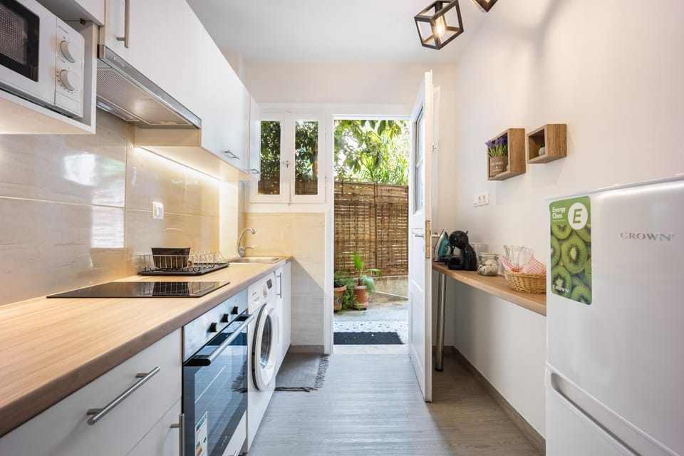 Kitchen or kitchenette, oven, pet friendly, stove, washing machine
