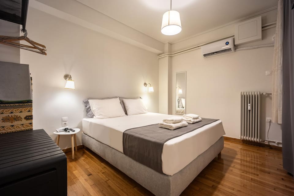 Bed, TV and multimedia, Photo of the whole room, Bedroom, internet, towels, air conditioner
