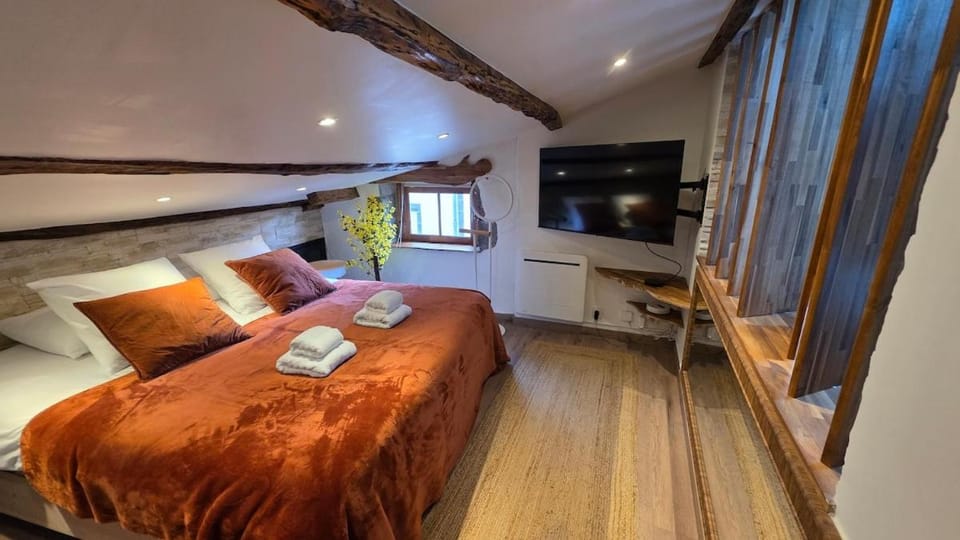 Bed, TV and multimedia, Photo of the whole room, Bedroom, towels