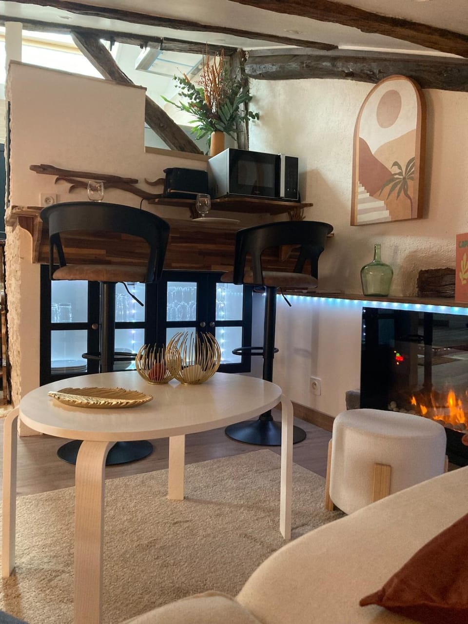 Seating area, fireplace