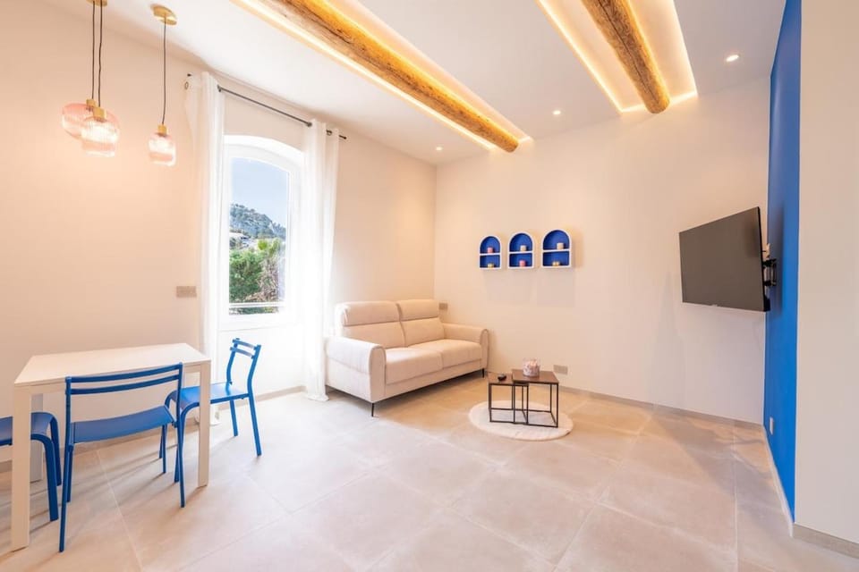 Bed, TV and multimedia, Living room