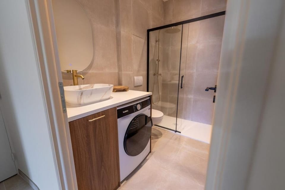 Shower, Toilet, Bathroom, towels, washing machine