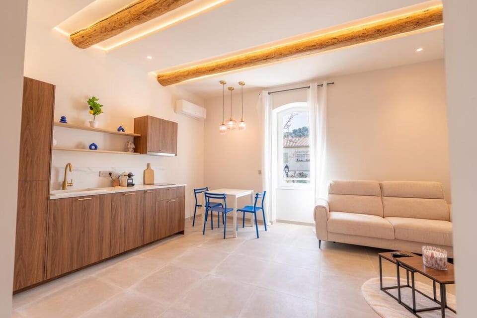 Kitchen or kitchenette, Living room, Seating area, Dining area