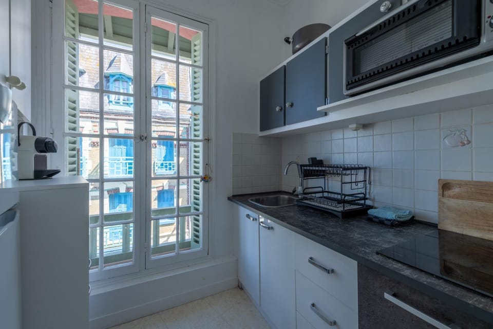 Kitchen or kitchenette, stove