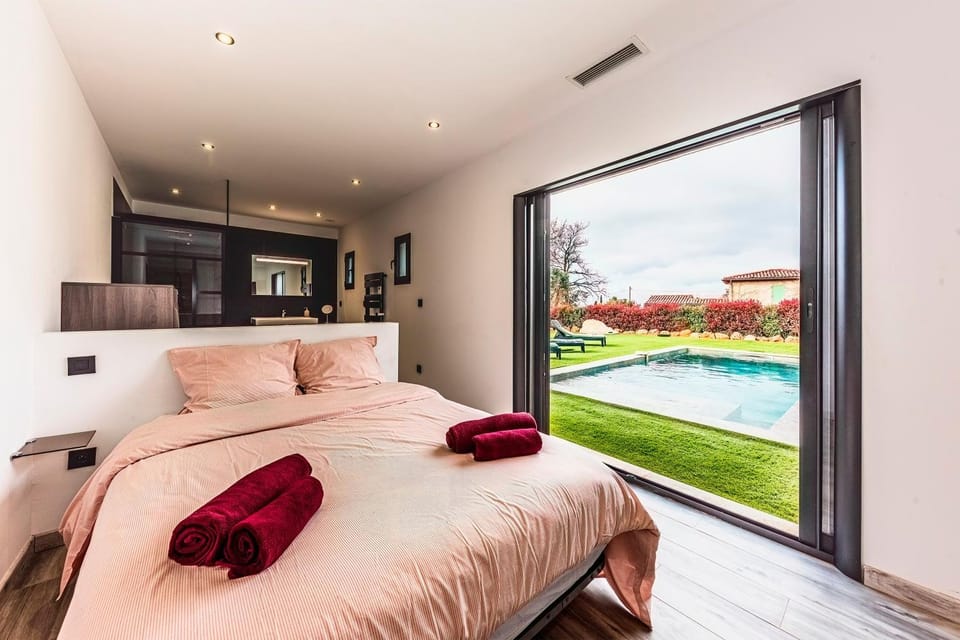 Bed, Photo of the whole room, Bedroom