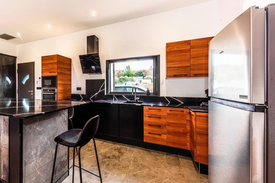 Kitchen or kitchenette, Dining area, stove