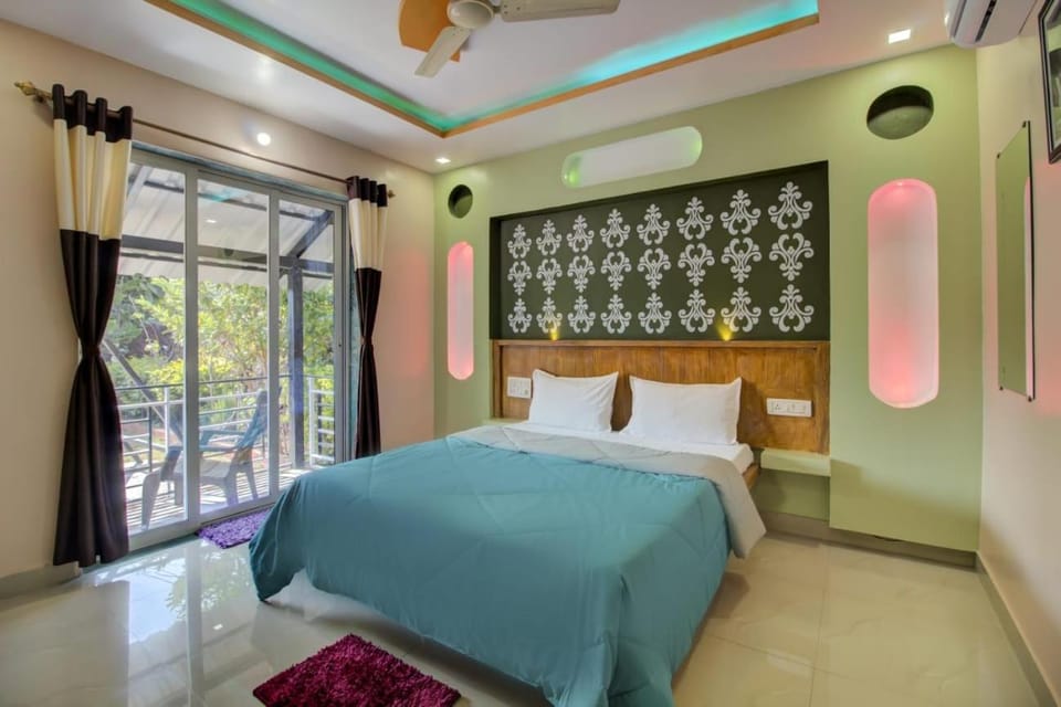 Photo of the whole room, Bedroom, air conditioner