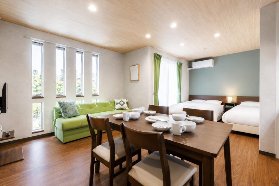 Bed, TV and multimedia, Dining area, Bedroom