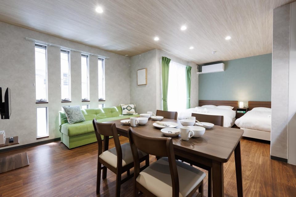 Bed, TV and multimedia, Dining area, Bedroom