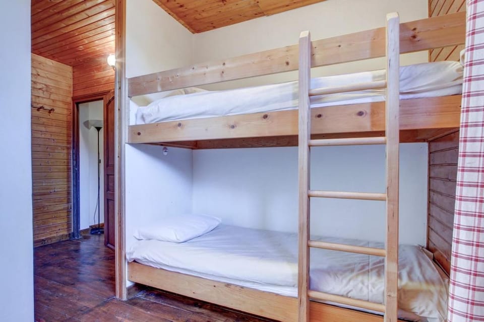 Bedroom, bunk bed