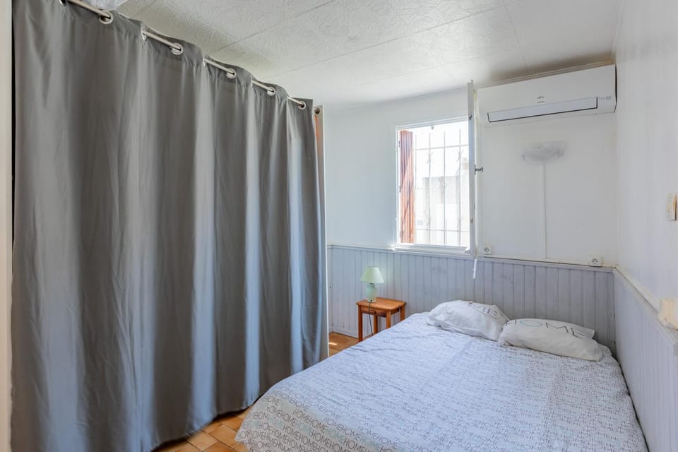 Bedroom, air conditioner