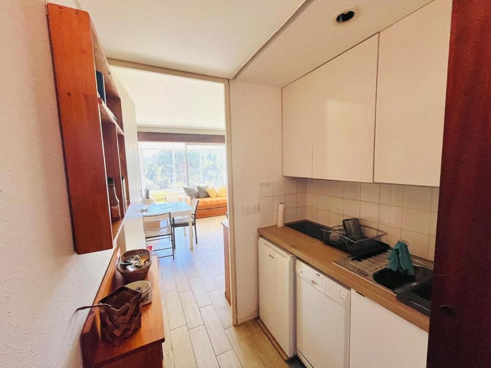 Kitchen or kitchenette, Living room, Seating area, Dining area, minibar, stove