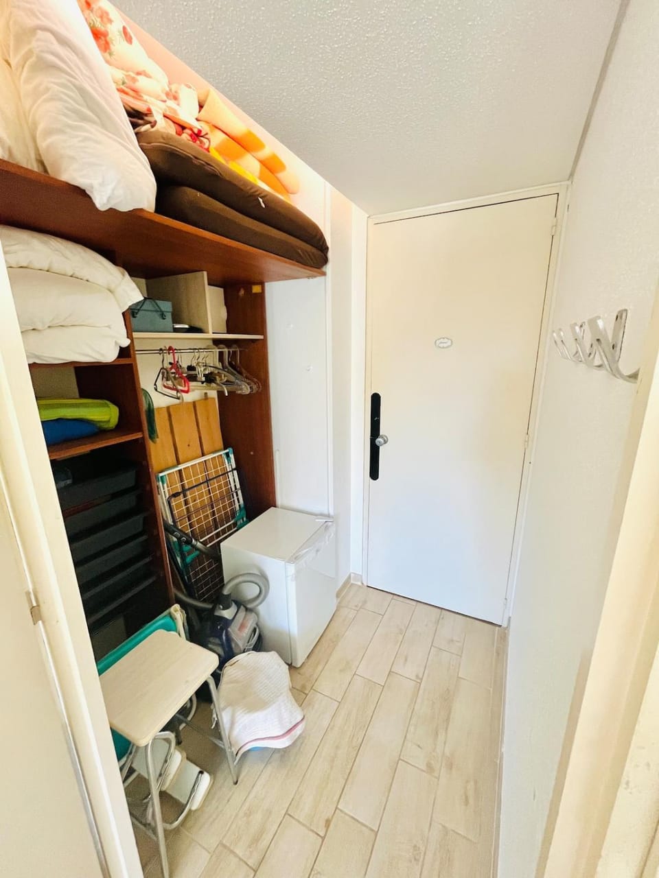 towels, wardrobe