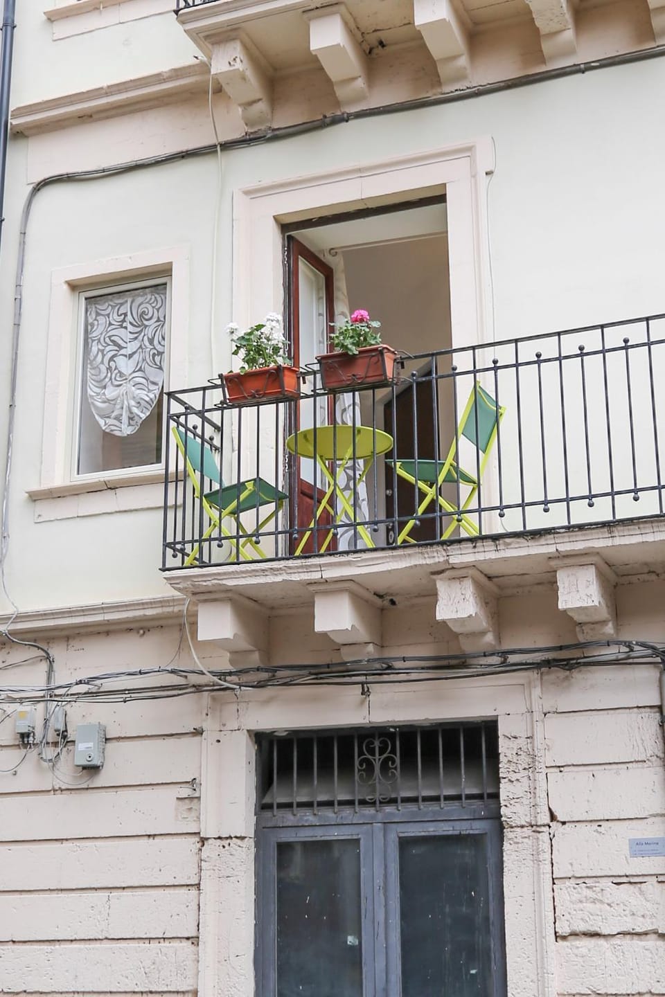 Property building, Day, Balcony/Terrace