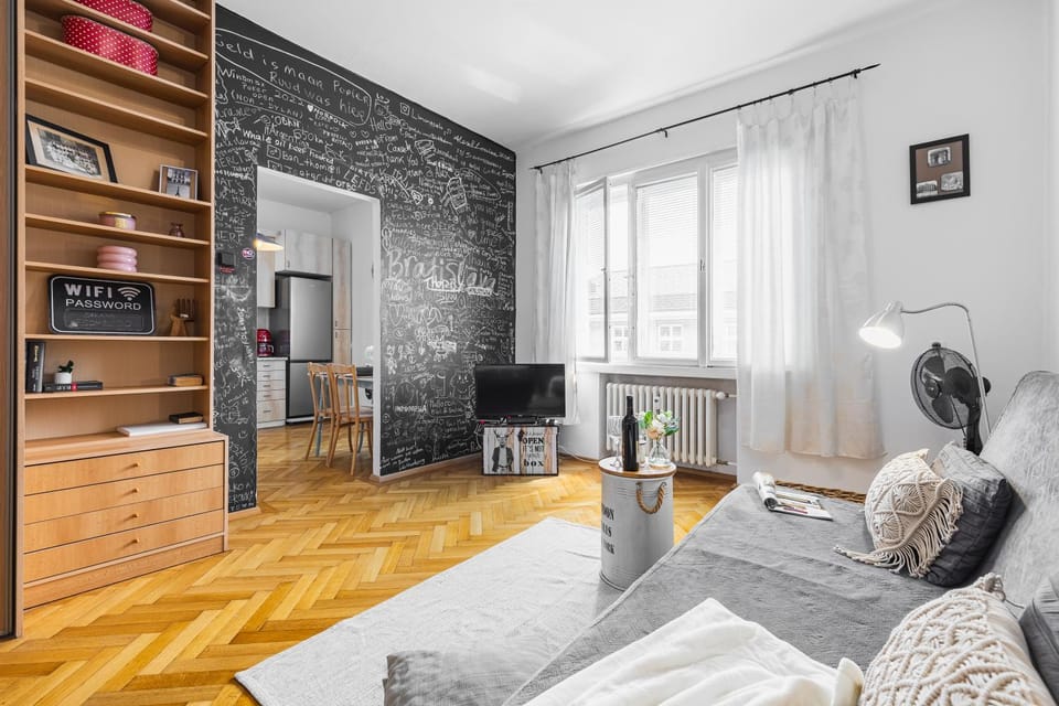 Bed, Library, Living room, Photo of the whole room, Seating area, Bedroom, towels