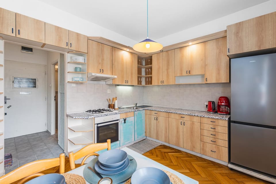 Kitchen or kitchenette, Dining area, oven