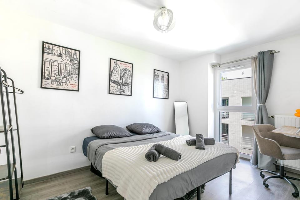 Bed, Photo of the whole room, Seating area, Bedroom, towels