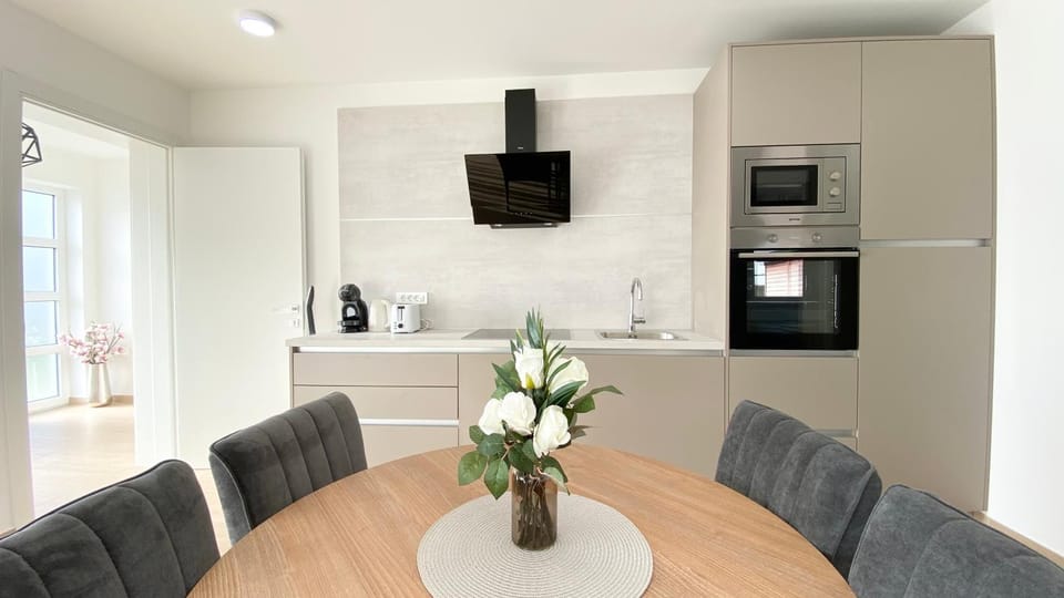 Kitchen or kitchenette, Dining area