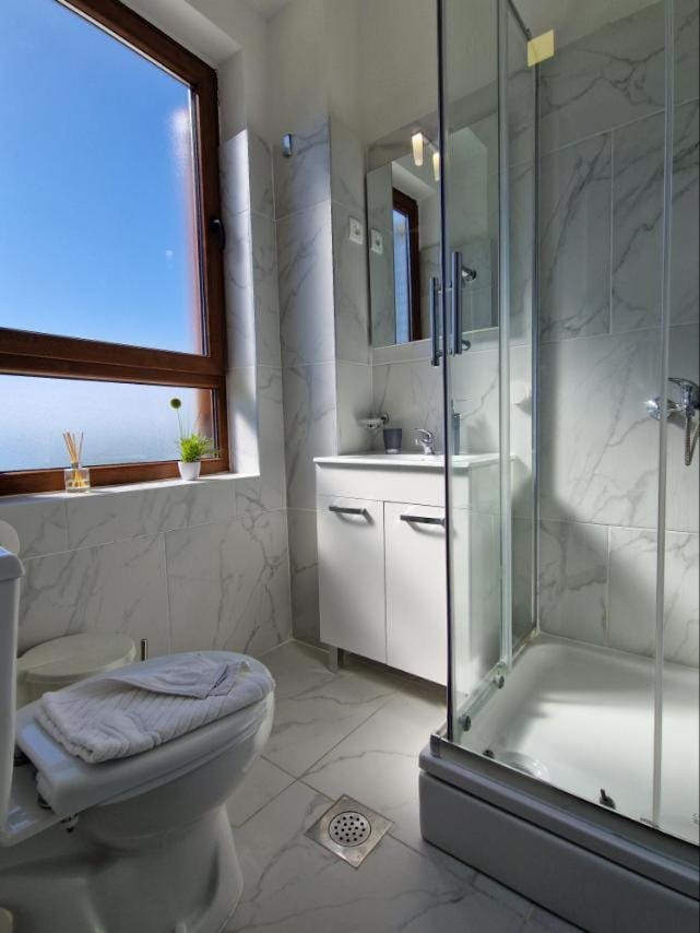 Shower, Toilet