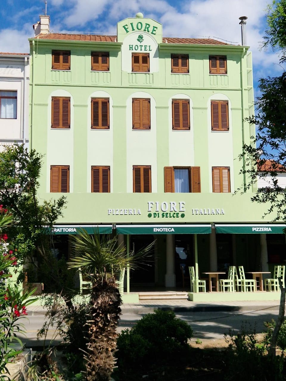 Property building, Restaurant/places to eat, Property logo or sign, Balcony/Terrace, Lunch
