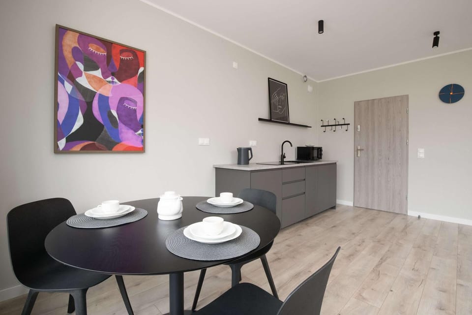 Coffee/tea facilities, Kitchen or kitchenette, Dining area, stove