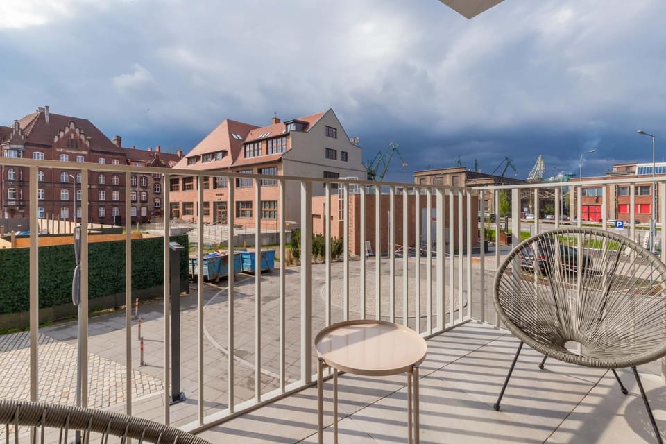 Property building, Day, Balcony/Terrace