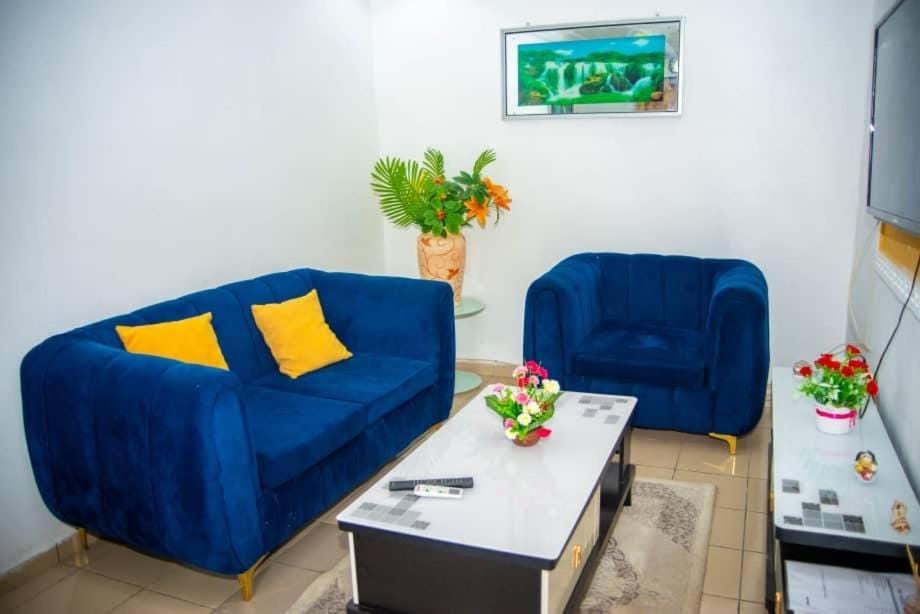 Appartement Fustel City Bonamoussadi Santa Lucia, WiFi, forage, gardien Apartment in Douala