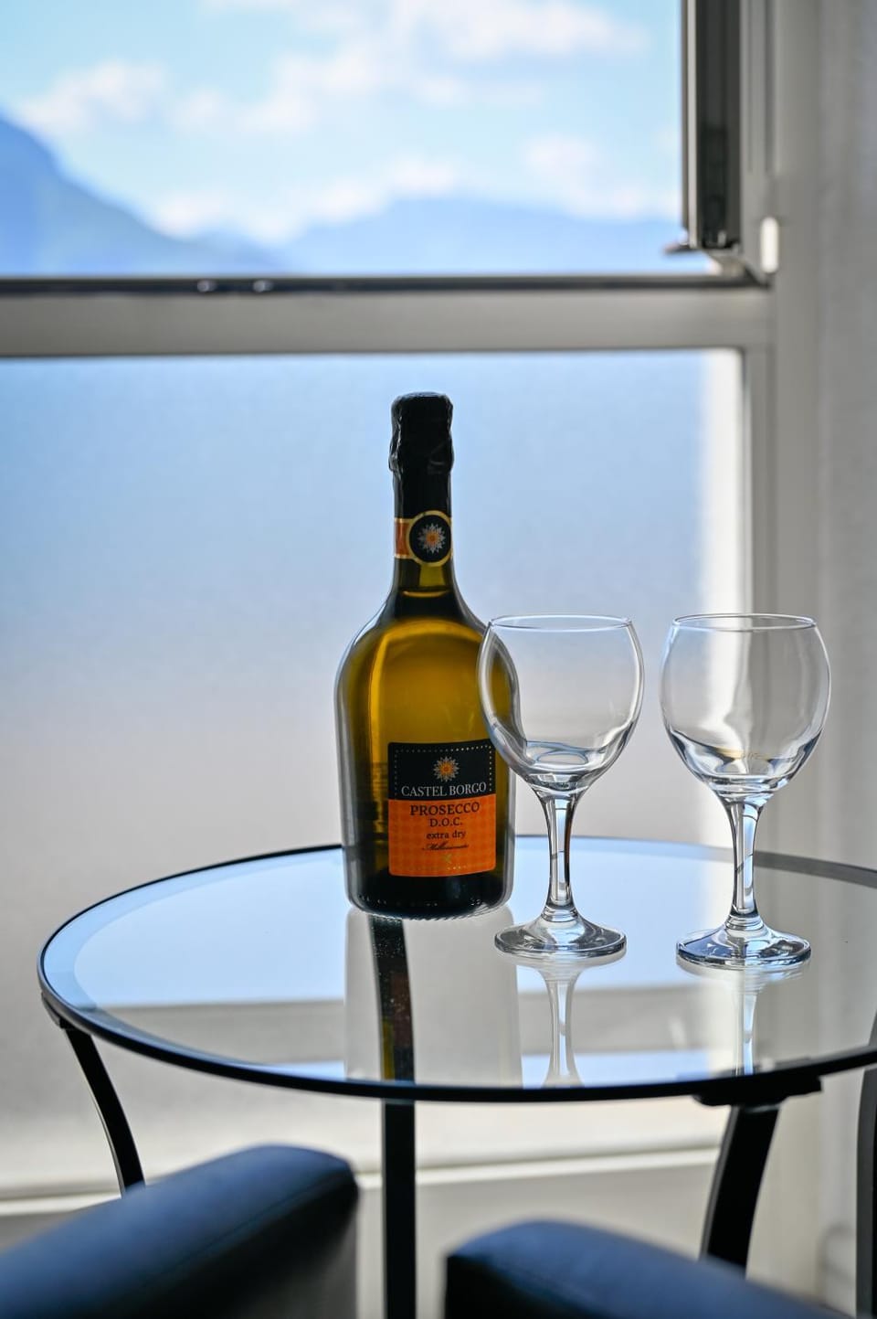 Food and drinks, Dining area, Mountain view, Drinks, Alcoholic drinks