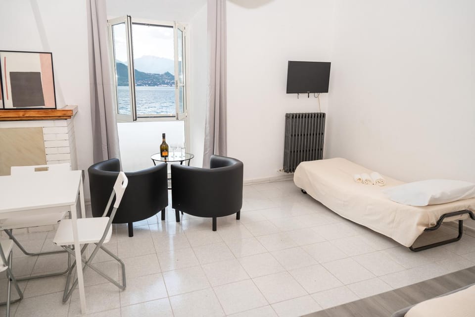 Bed, TV and multimedia, Photo of the whole room, Dining area, Lake view, Breakfast